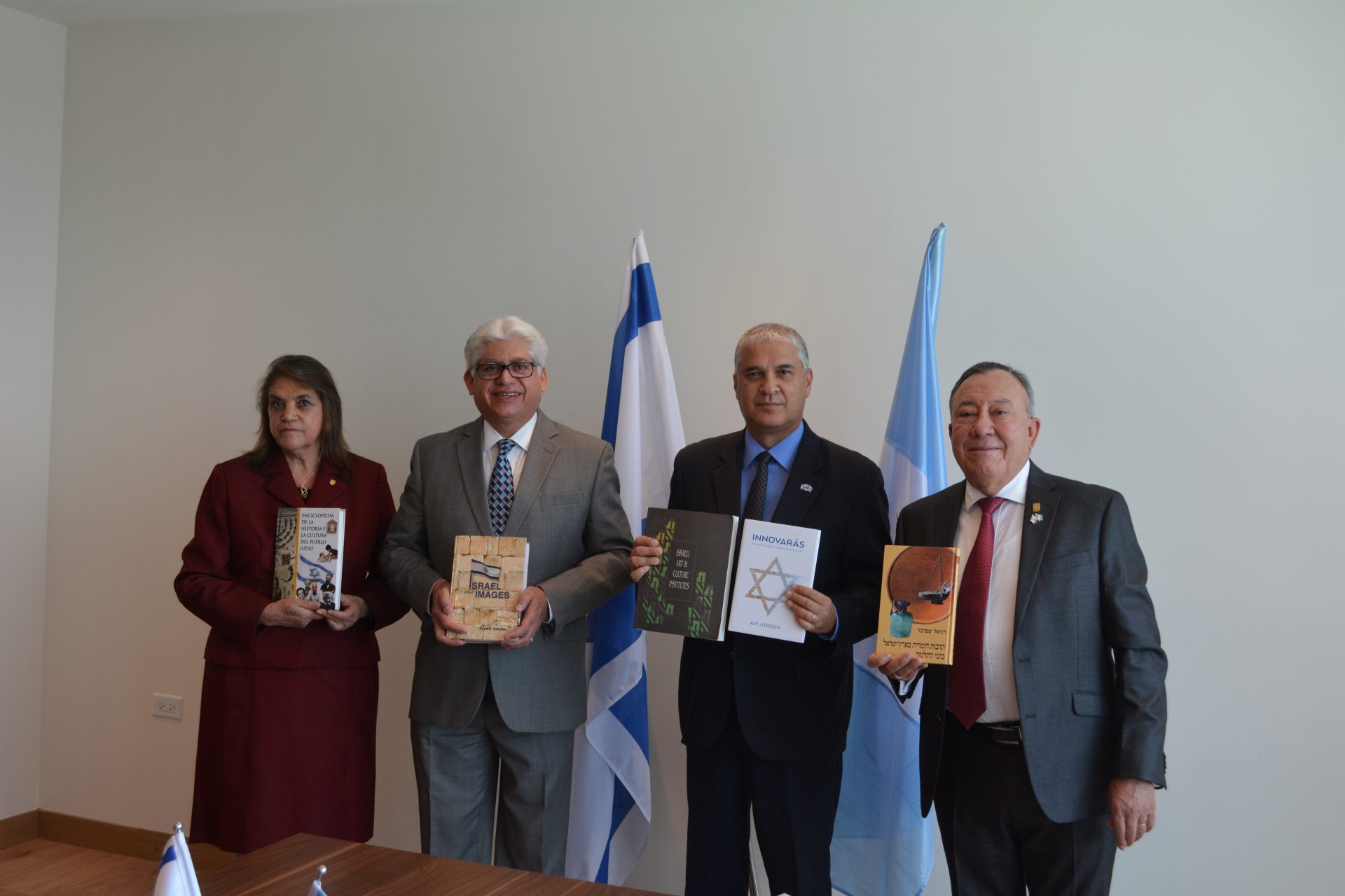 Donación de Libros de la Embajada de Israel