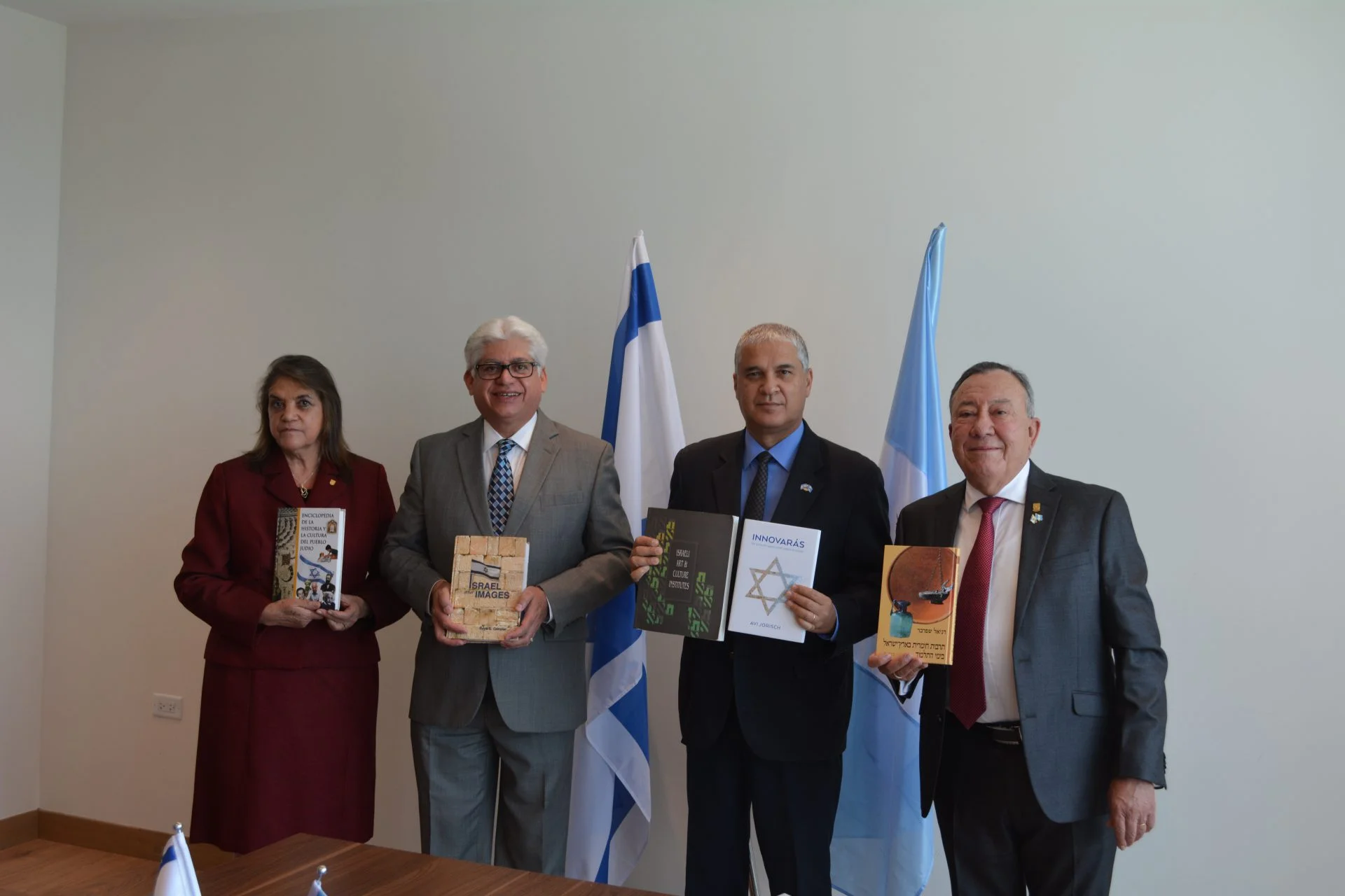 Donación de Libros de la Embajada de Israel